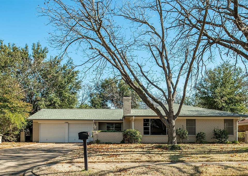 1st image of 1703 Oakridge Dr