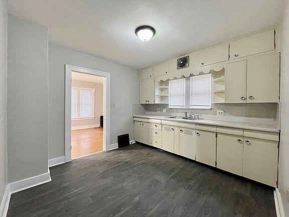 5th image of 990 E Isabella Ave