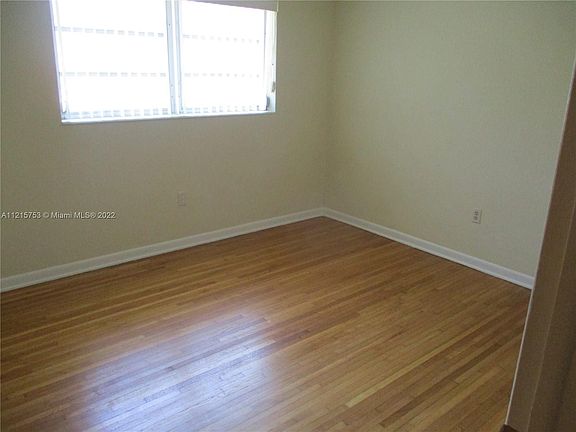 4th image of 995 NE 129th St #995