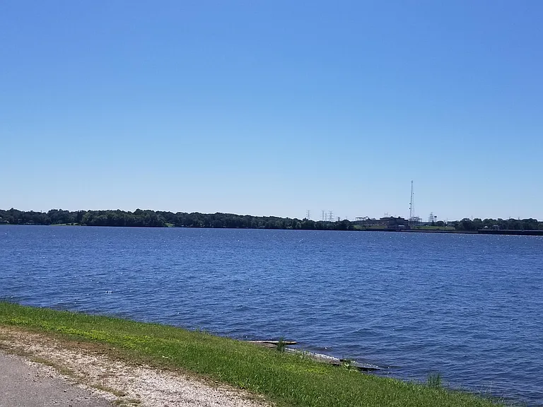 421 E Lakeside Dr — Photo 16