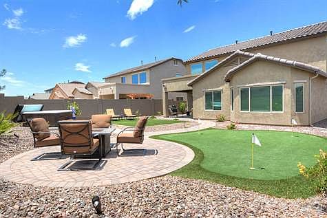 027 Backyard with Putting Green