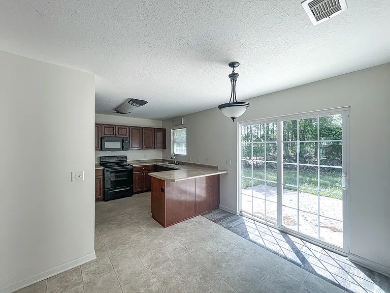 338 S Bridgeport Dr — Photo 3