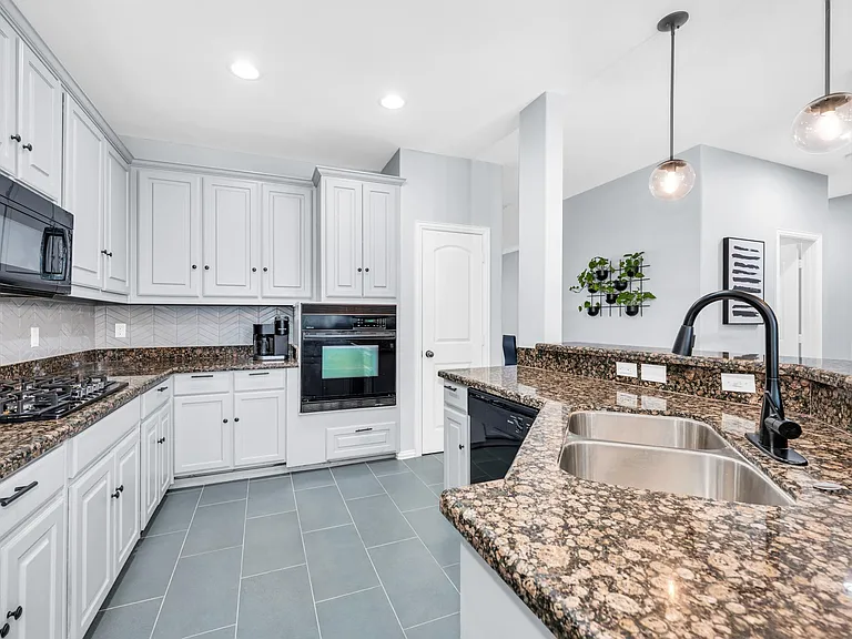 6918 Webster St — Photo 40