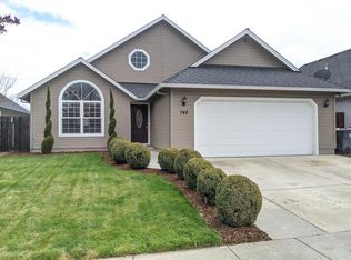 748 Spring Valley Dr, Medford, OR 97501