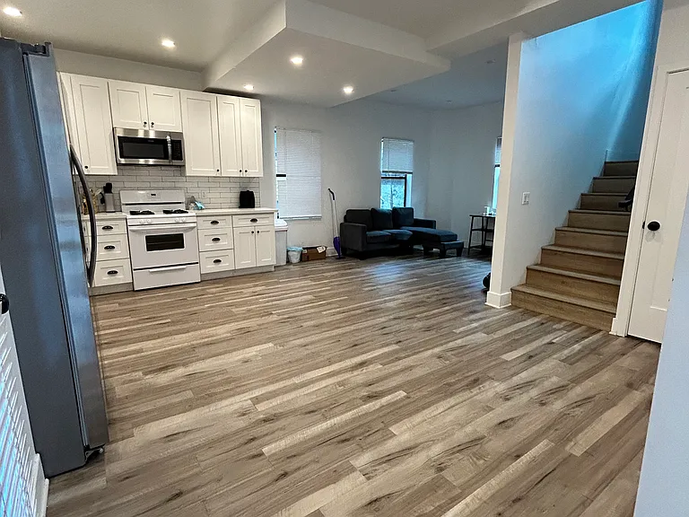 1334 W 22nd St #1 — Photo 5