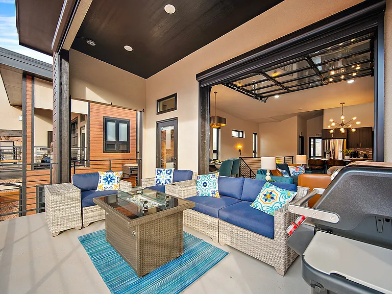 +2nd floor
+Outdoor/indoor living room
+Seating for 4
+Grill
+Table/Fire pit design