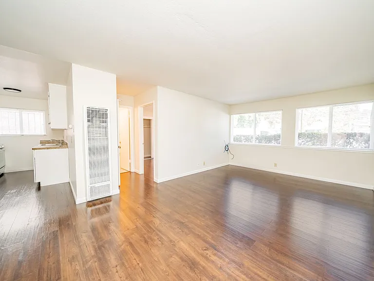 9309 Bancroft Ave — Photo 2