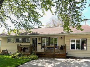 8 Oakland Ct, Essexville, MI