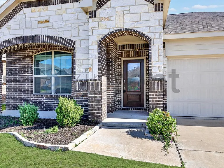 2130 Clarion Dr — Photo 3