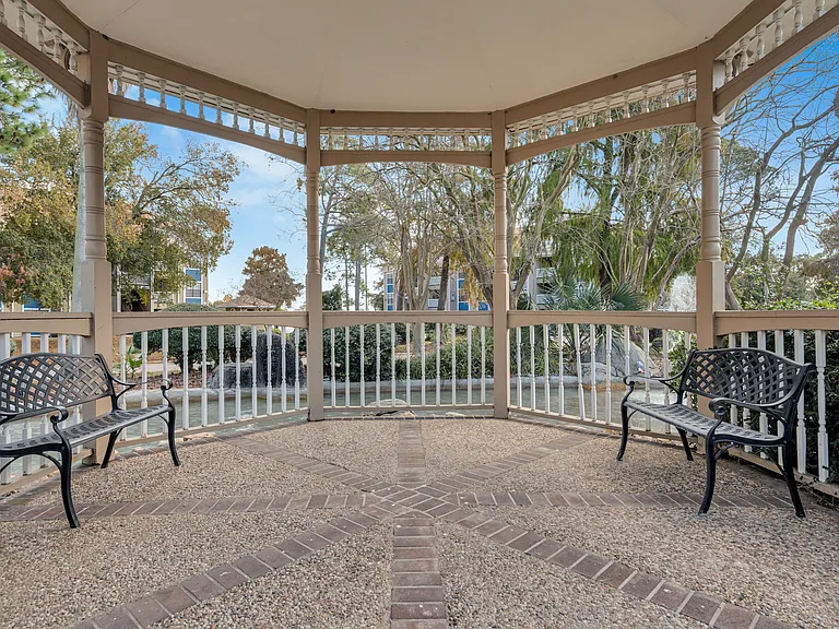 Woodlake Apartments — Photo 39