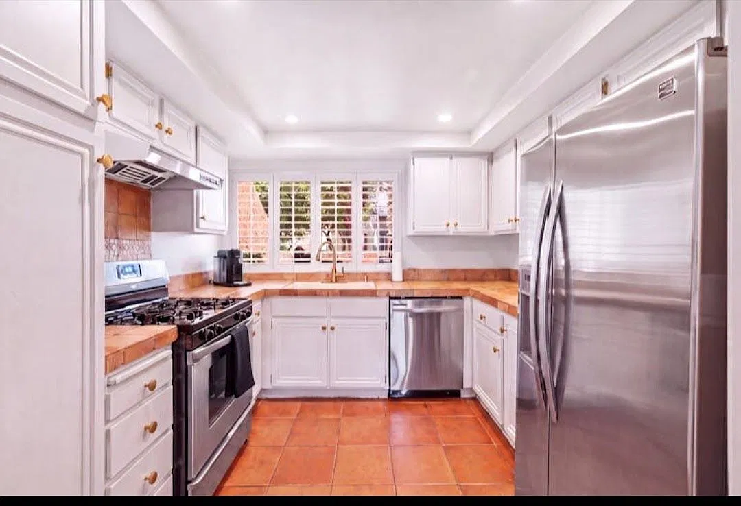 3 bed, 3.0 bath, 1400 sqft, $3,697 — Photo 2