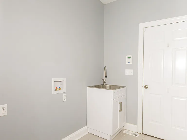120 Roehampton Ln — Photo 4