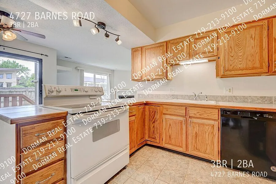 Cute 3 bedroom townhome by Doherty HS! — Photo 3