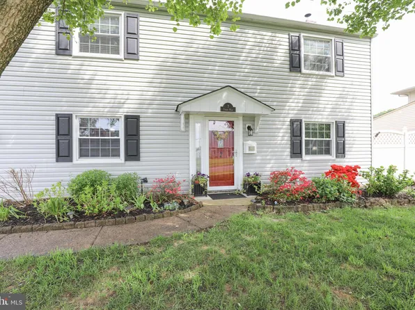 7 Tinder Rd, Levittown, PA 19056