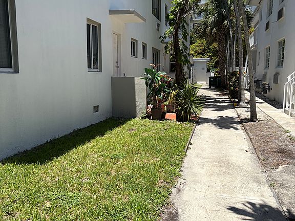5th image of 975 Biarritz Dr APT 10