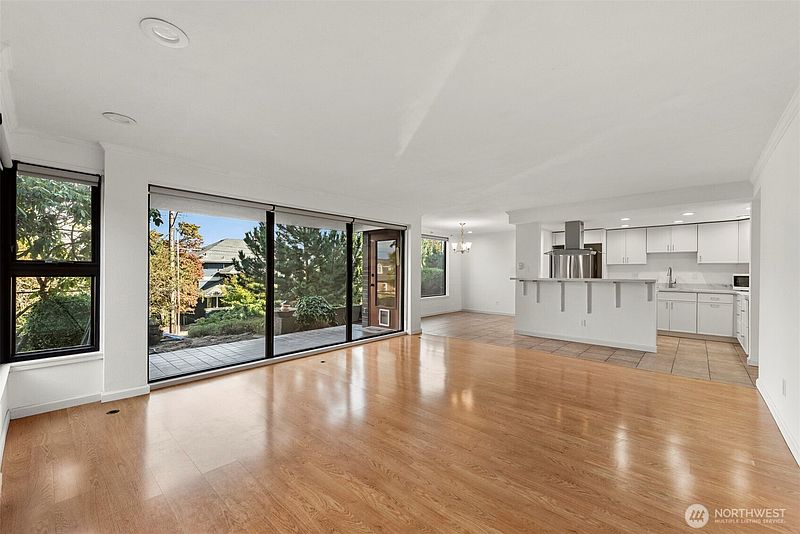 4th image of 1605 5th Avenue N #102