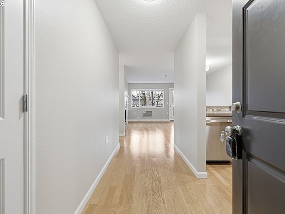 3rd image of 318 NE Roberts Ave APT 203