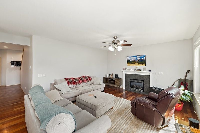 3rd image of 9416 200th Street E