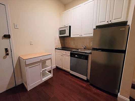 5th image of 256 E 10th St #1R