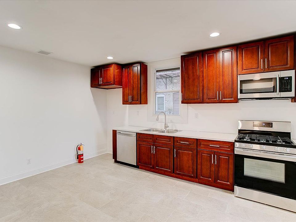 1st image of 20 Carlton St #2-3