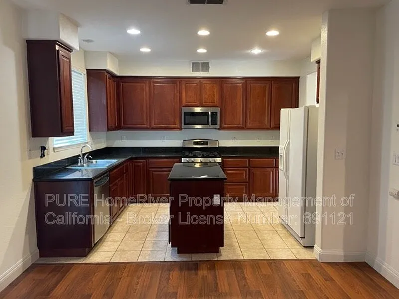 4 bed, 2.0 bath, 1876 sqft, $2,850 — Photo 3