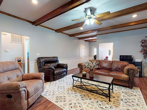 4th image of 208 Matthew Cir