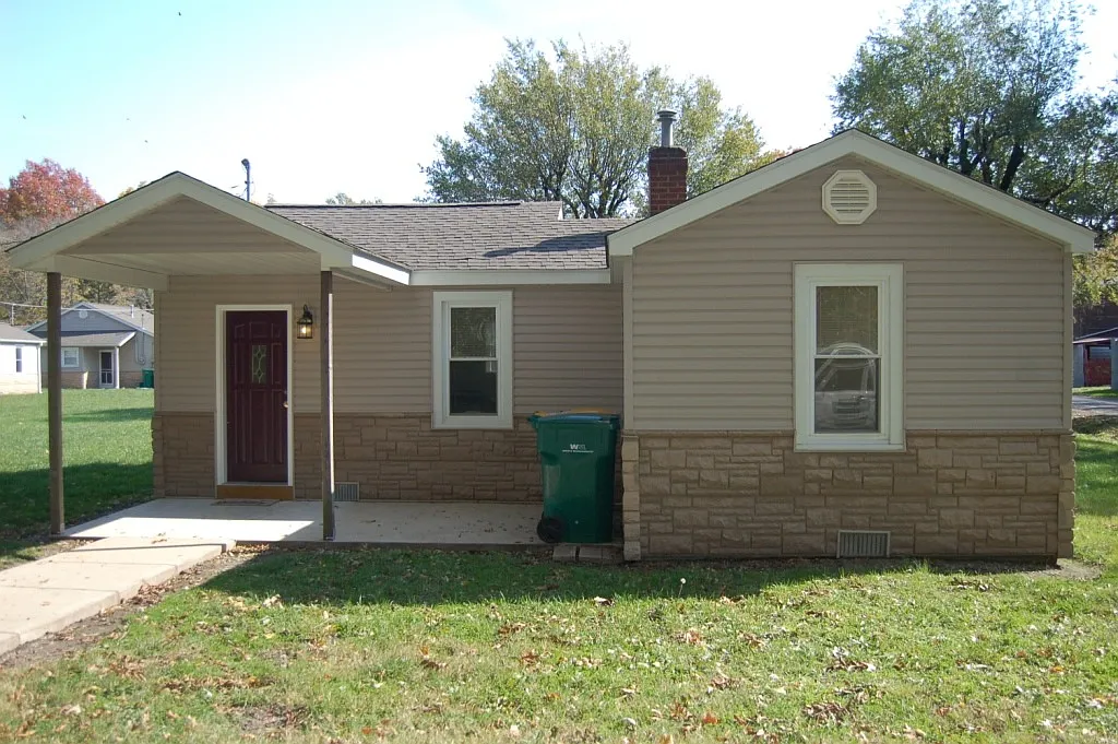 1013 W Church St photo 1