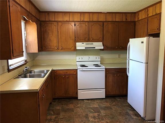 3rd image of 1411 Roundtree Ln #132