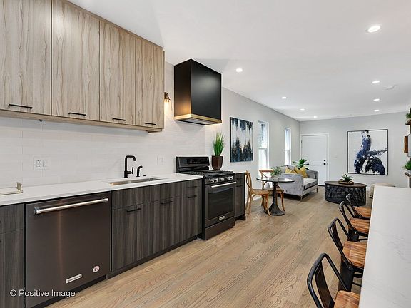3rd image of 2433 N Janssen Ave #2R