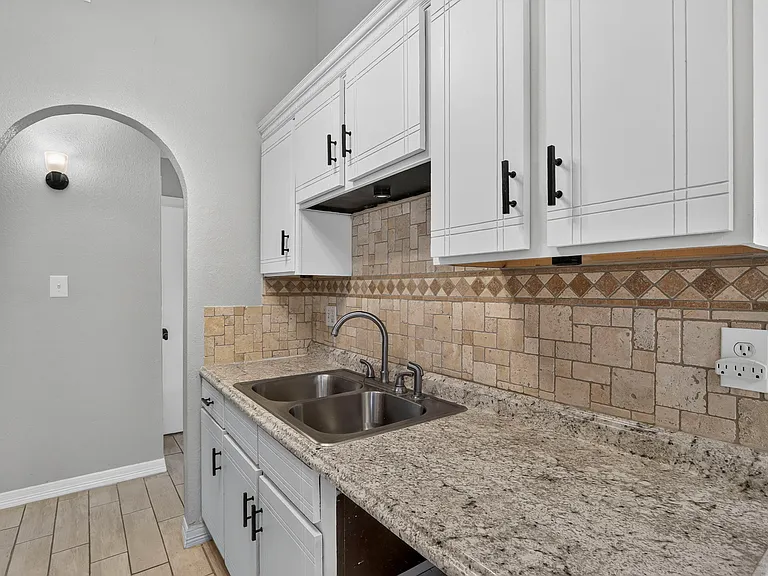 9128 Bur Oak Cir — Photo 12