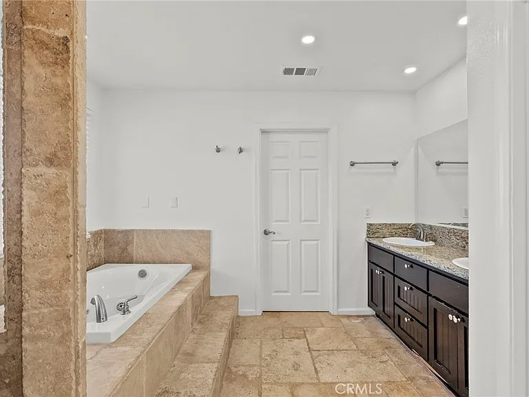 1138 Lakeview Dr — Photo 48