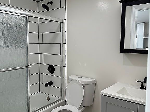 3rd image of 1116 W 64th St