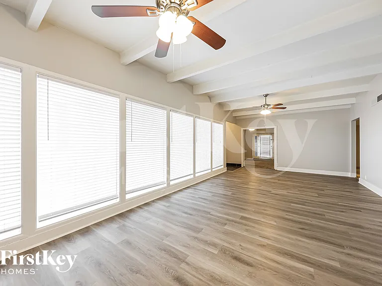 2028 W Schell Dr — Photo 4