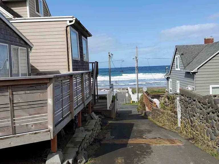 528 SW 33rd St — Photo 4