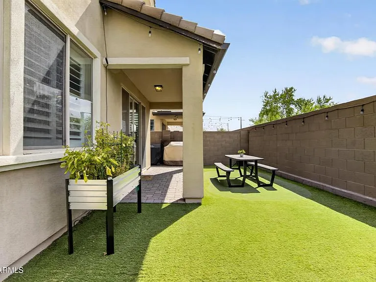 2419 W Gloria Ln — Photo 33