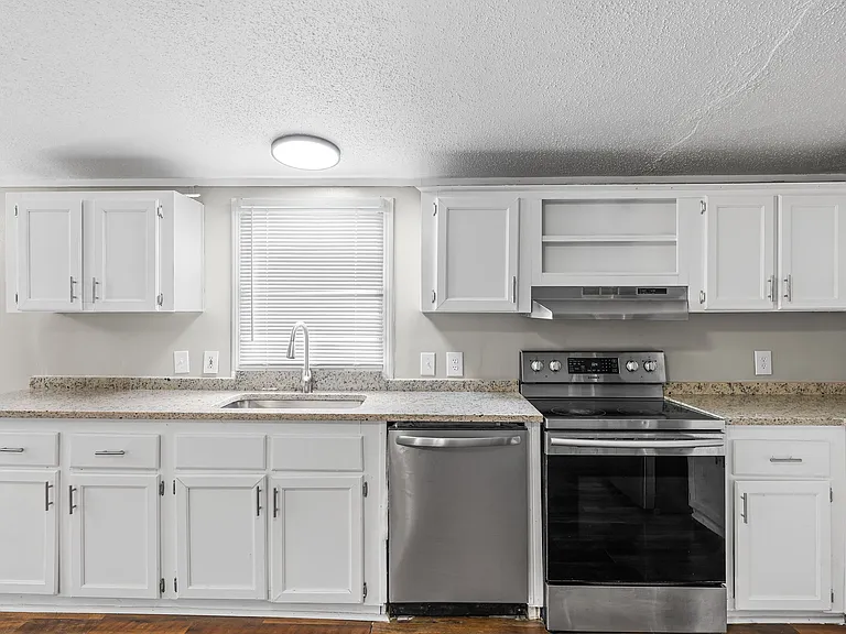 295 Tanglewood Dr — Photo 3