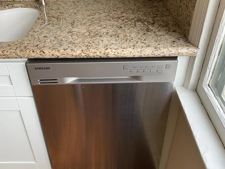 FULLY UPGRADED KITCHEN