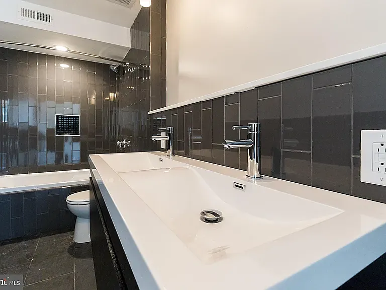 512 E Girard Ave #305 — Photo 7