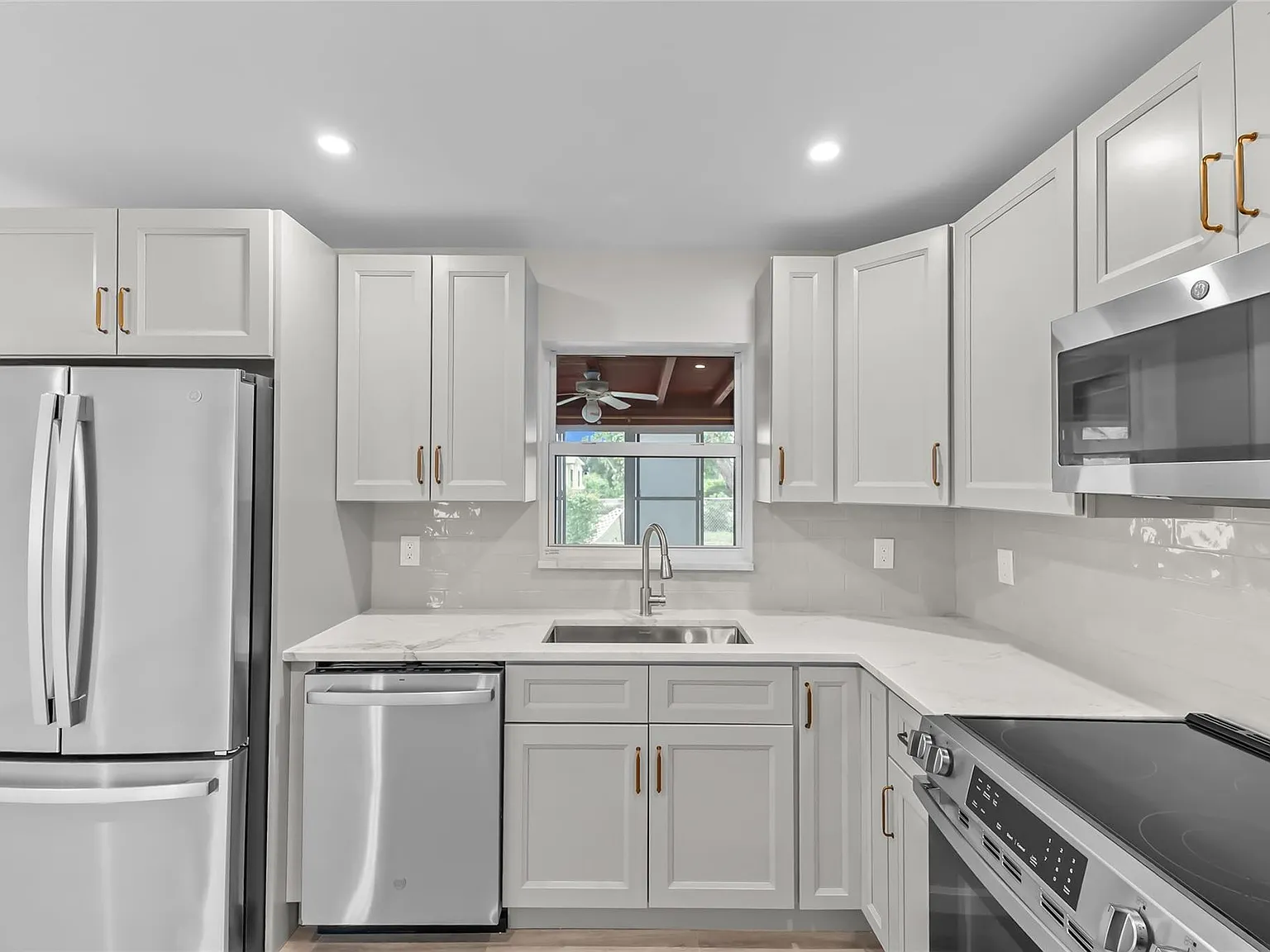 3 bed, 2.0 bath, 1478 sqft, $3,900 — Photo 3