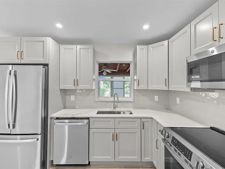 908 Lighthouse Dr — Photo 3