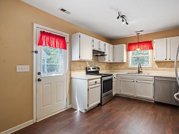 5th image of 214 Highgate Cir