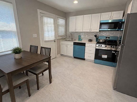4th image of 136 Mapleshade Ave