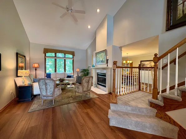 8844 Meredith Dr, Urbandale, IA 50322