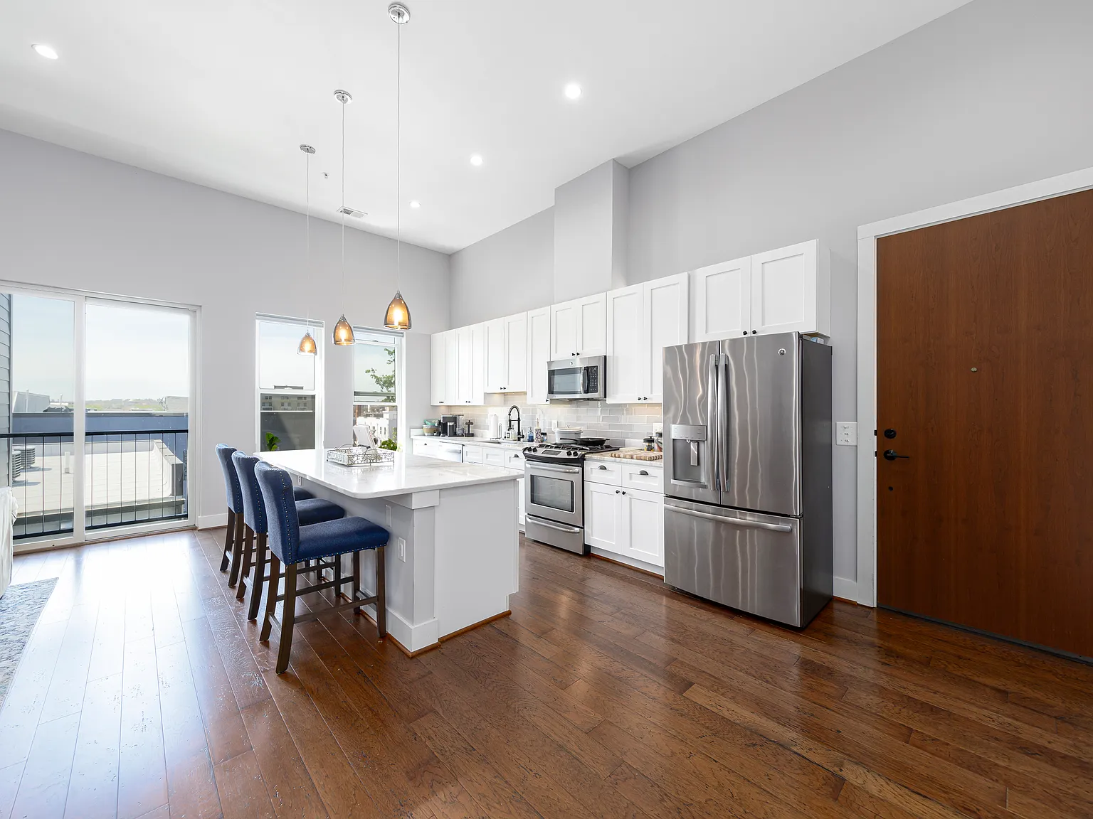 2 bed, 1080 sqft, $3,400 — Photo 2