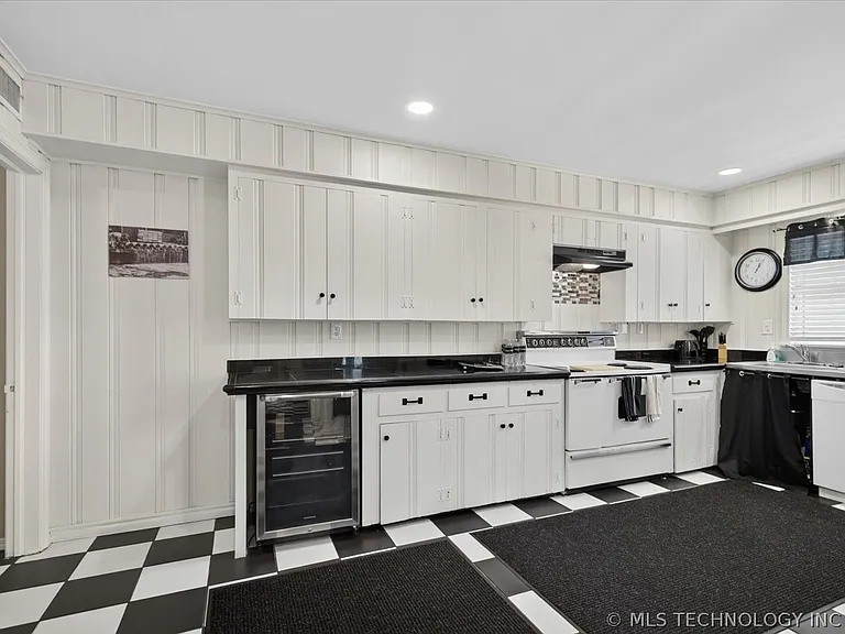 1525 Hillcrest Dr — Photo 18