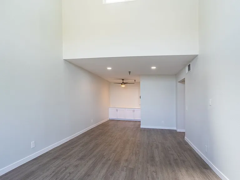 110 S Sweetzer Ave — Photo 43