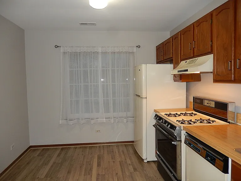975 Westchester Cir — Photo 9