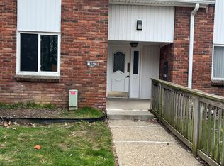 1868 Colonial Village Way APT 4, Waterford, MI 48328