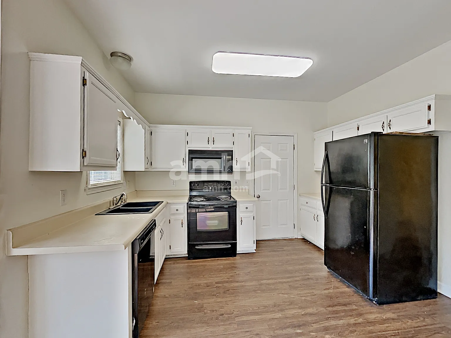 3 bed, 2.5 bath, 1937 sqft, $2,280 — Photo 3