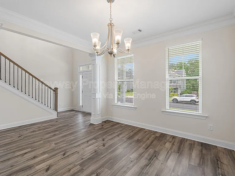 585 Hampton Dr — Photo 5